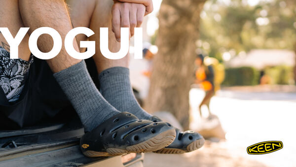 Šľapky KEEN Yogui vám pristanú aj v ponožkách